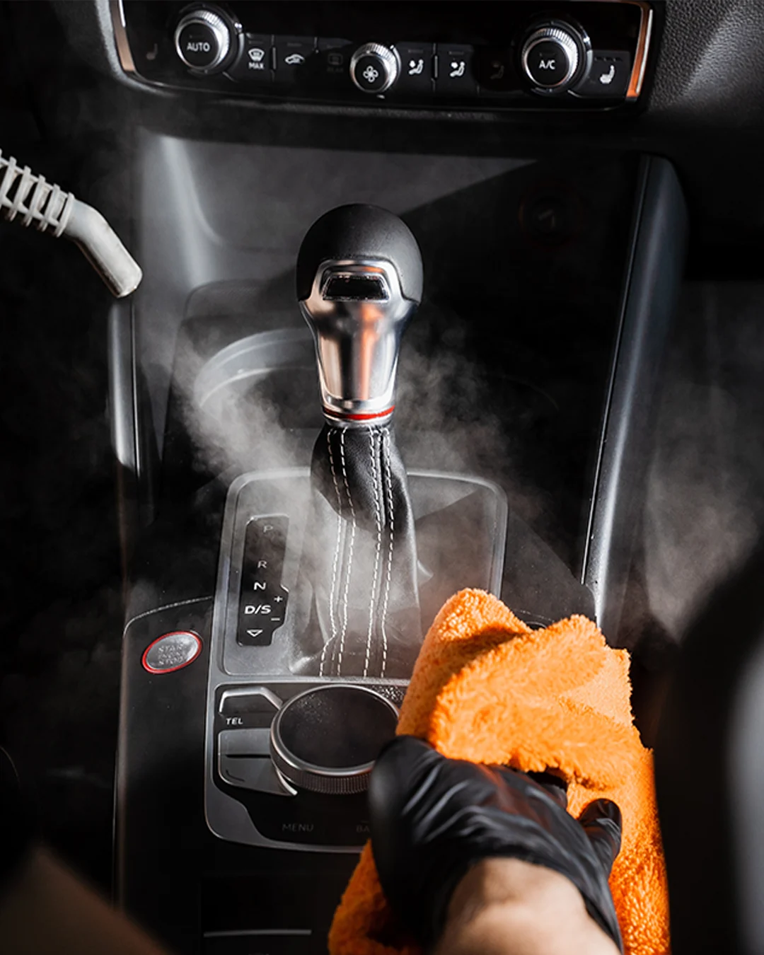 Interieur-detailing met stoomreiniger